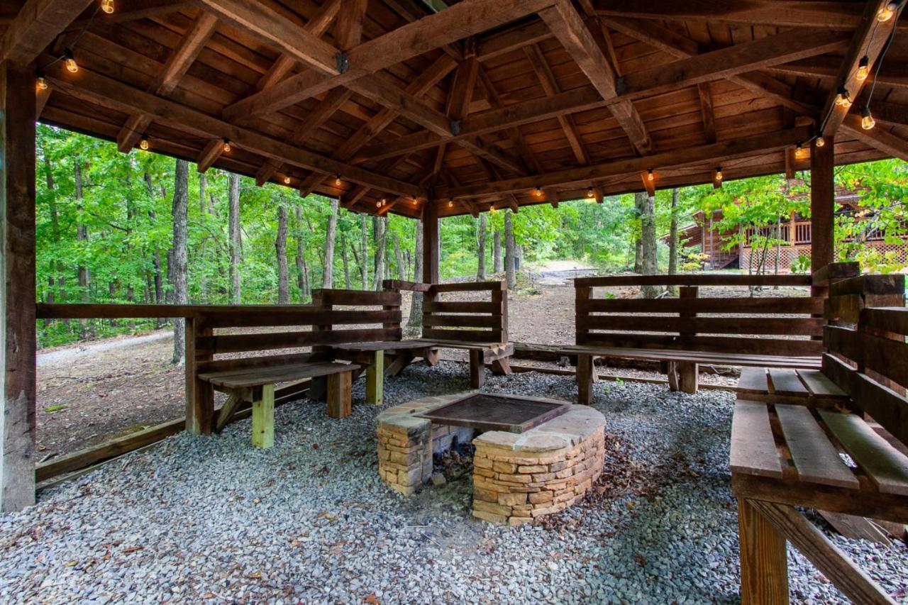 Forest Hot Tub Fire Pit Pool Table Hébergement de vacances