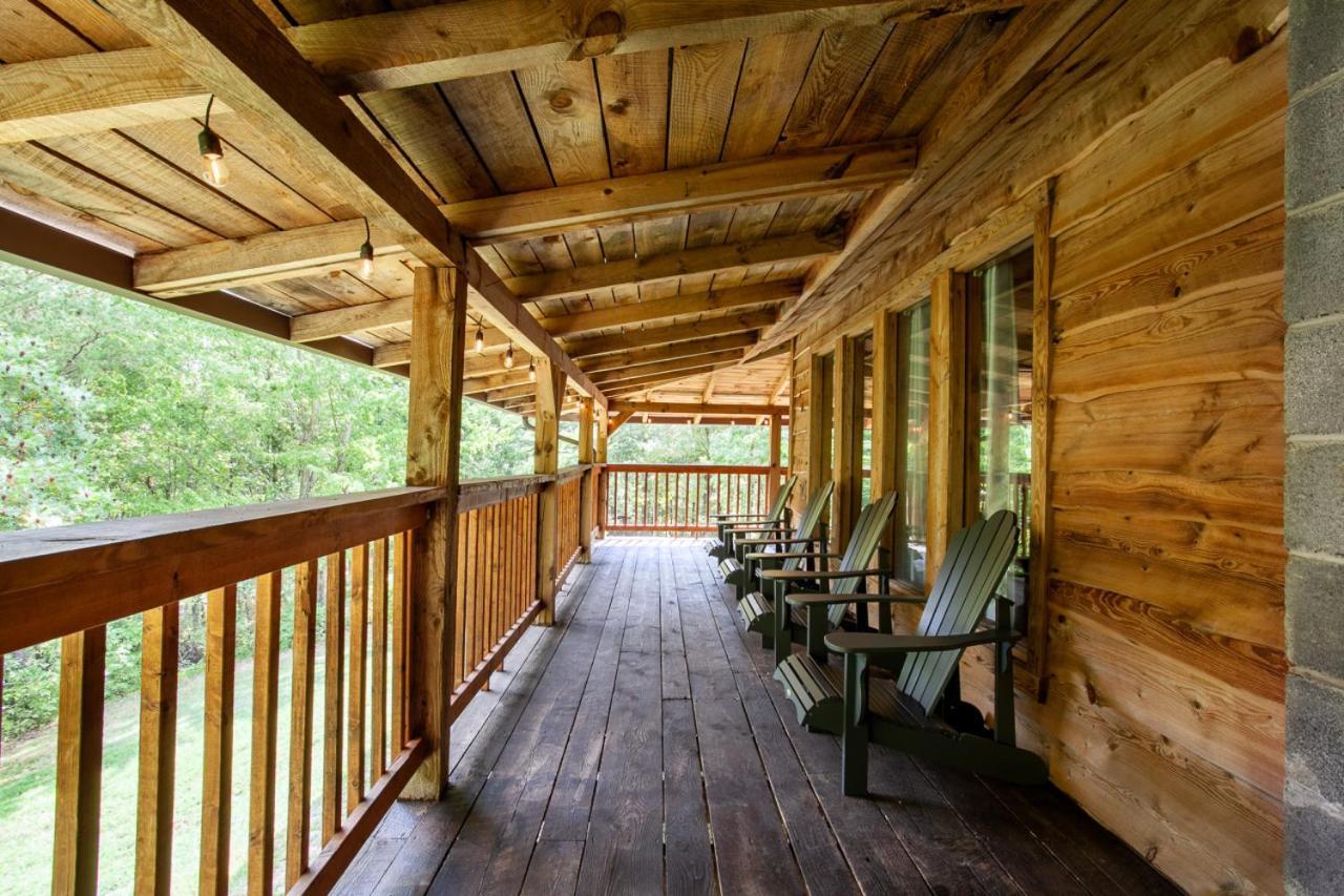 Forest Hot Tub Fire Pit Pool Table Hébergement de vacances