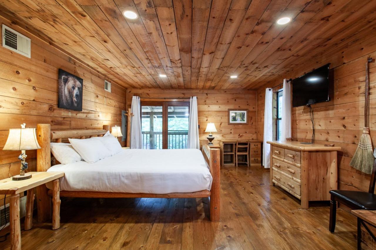 Forest Hot Tub Fire Pit Pool Table Hébergement de vacances Pigeon Forge
